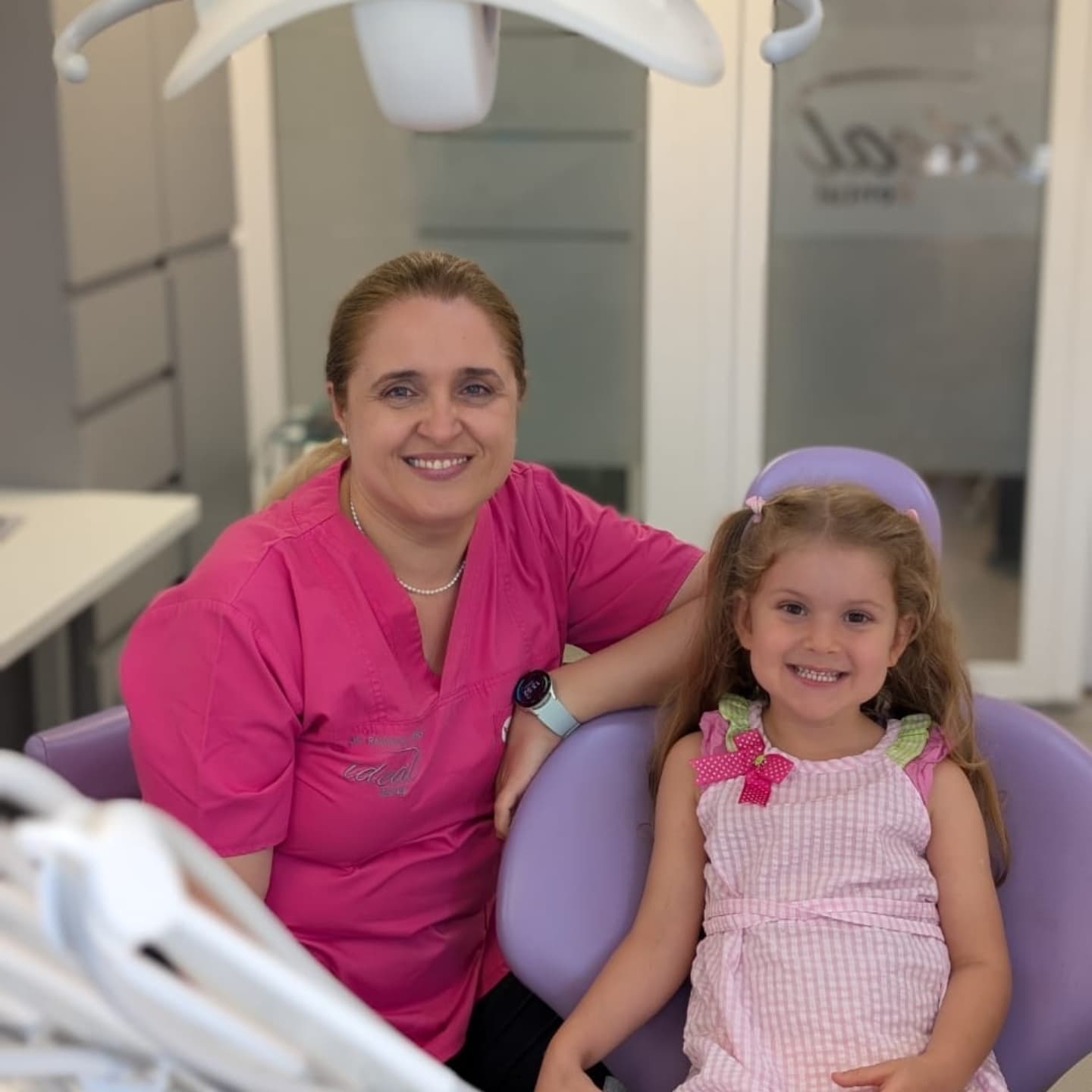Dr. Ramona Hîrbu​ alături de o fetiță în timpul unei consultații