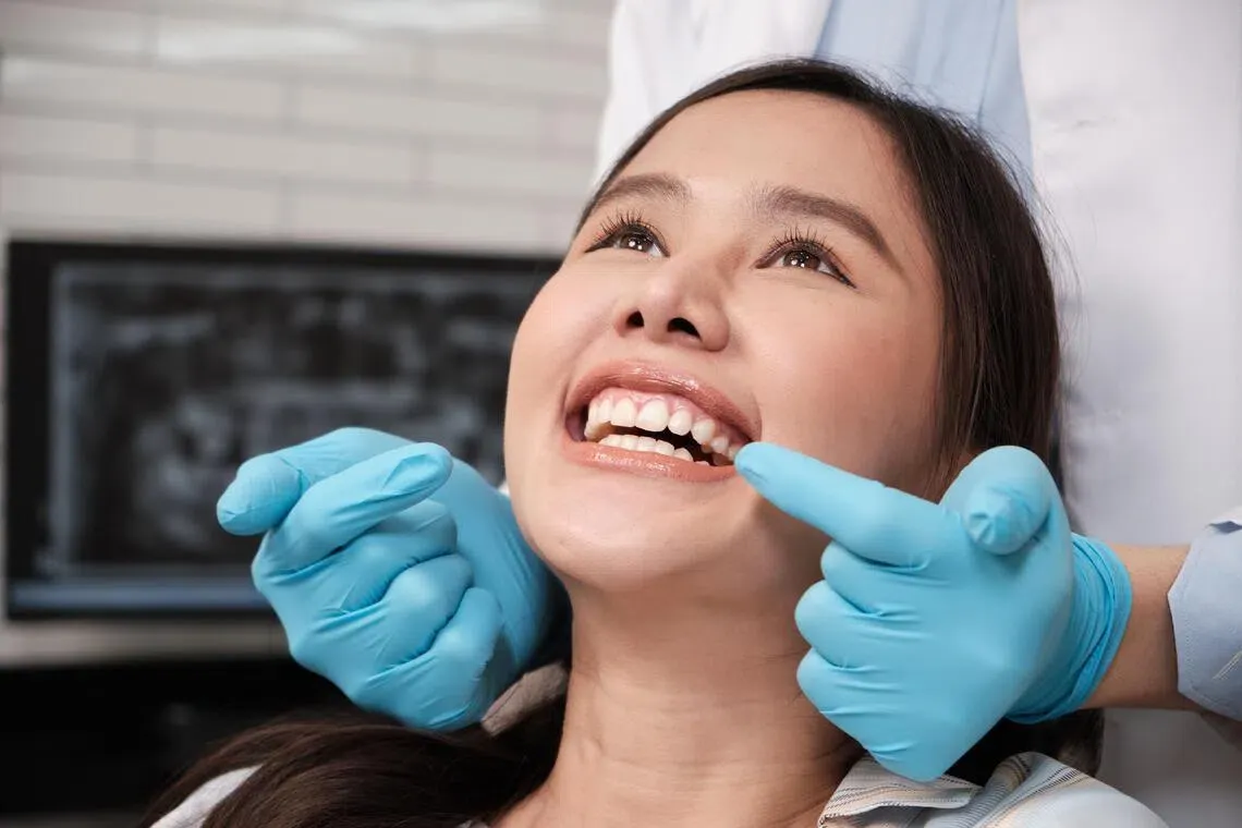 Pacient la consult pentru evaluarea unei coroane dentare