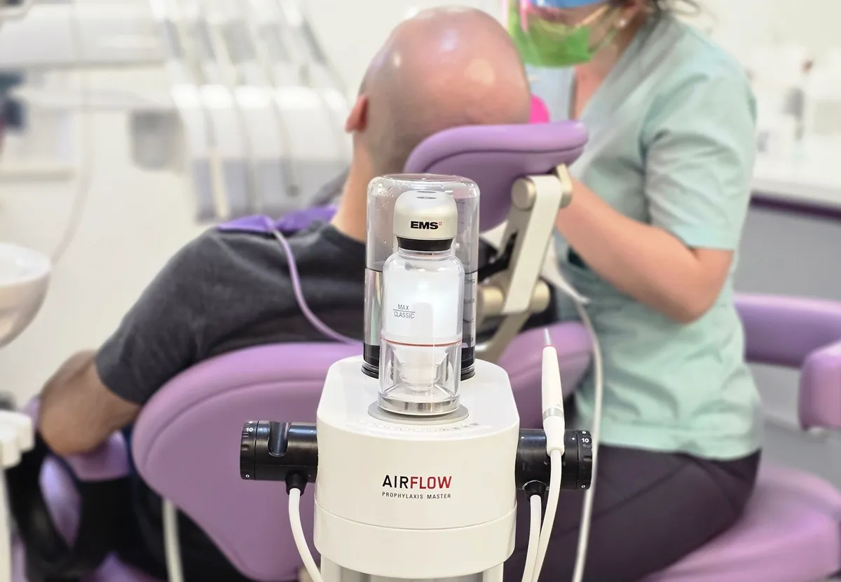 AIRFLOW® Prophylaxis Master EMS utilizat pentru igienizare dentară