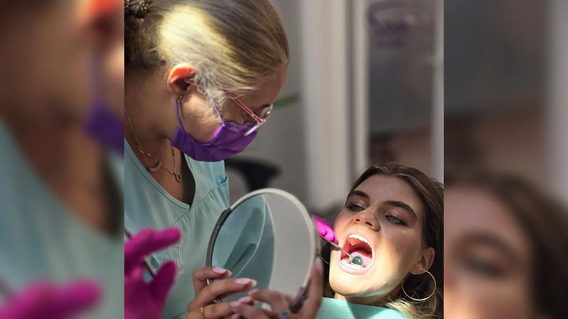 Pacientă în timpul unei curățări dentare cu ultrasunete