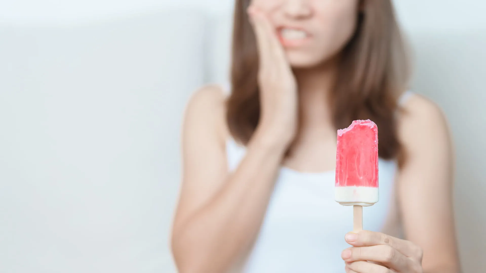 Persoană cu sensibilitate dentară la rece după detartraj