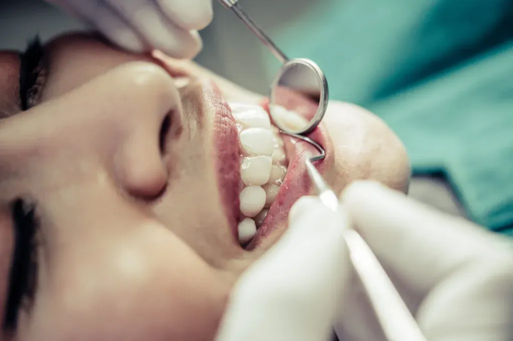 Pacientă în timpul evaluării gingiilor după chiuretaj